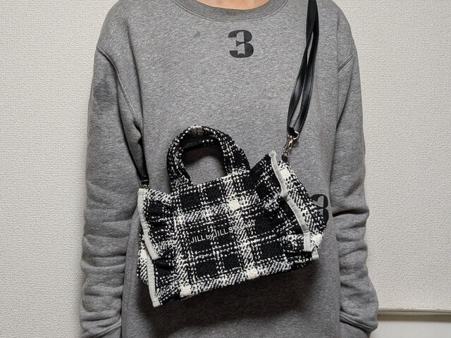 ジルスチュアートツイードフリルバッグ肩掛けしたところ