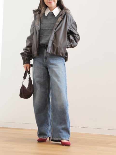 ラムクルーネックセーターとコーティングショートブルゾンとコットンシャツのコーデ