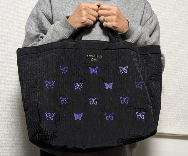 ANNASUI刺繍トートバッグ持ったところ