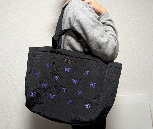 ANNASUI刺繍トートバッグ肩掛けしたところ