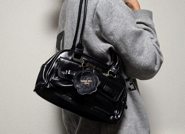 ANNASUIボストンバッグ持ったところ