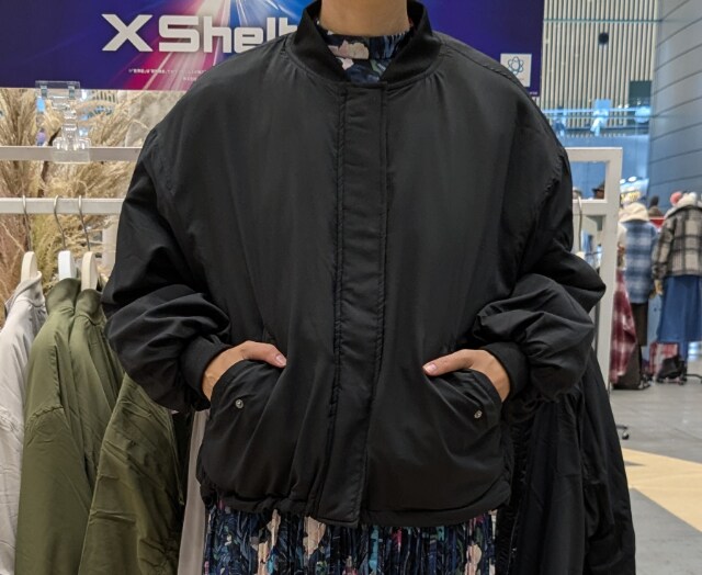 光沢感のあるシンプルなブルゾン