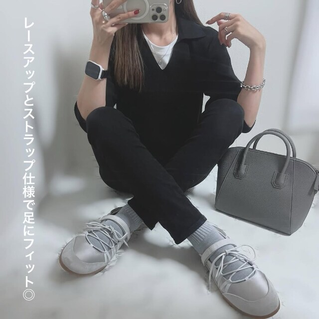 シルバーのレースアップバレエスニーカーのコーデ