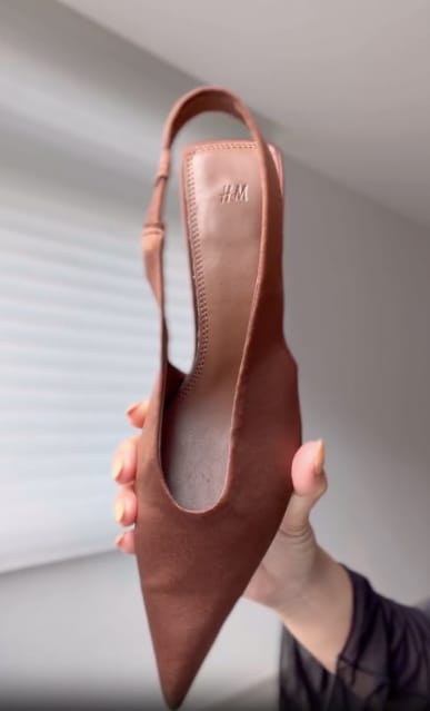 ブラウンのポインテッドトゥスリングバックパンプス