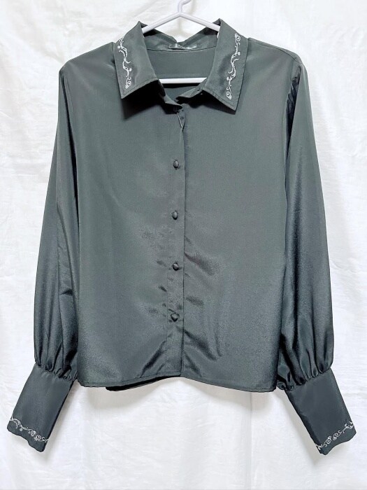 Avail「刺繍入りシャツ」