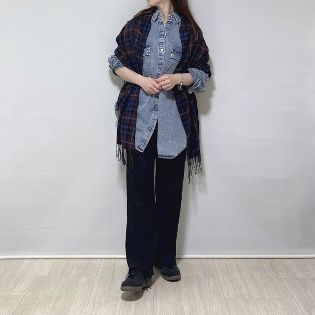 チェック柄のヒートテックマフラーを着用したコーデ