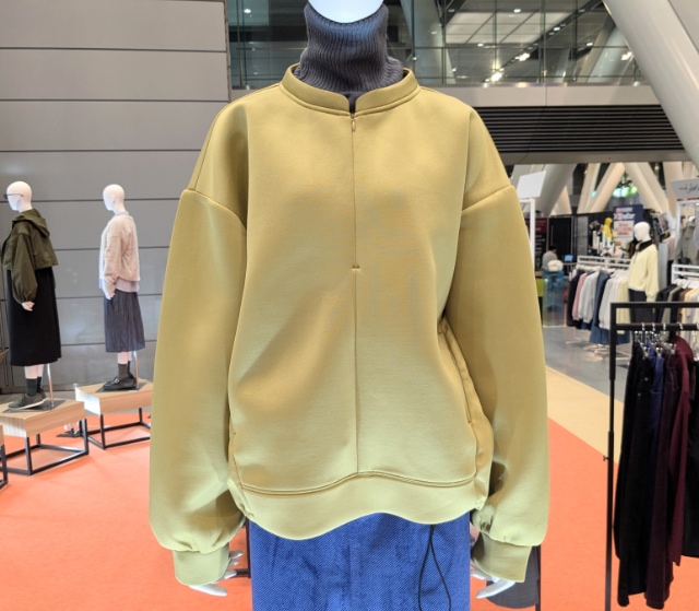 ストレッチライトEXEスキッパープルオーバーを着用したマネキン