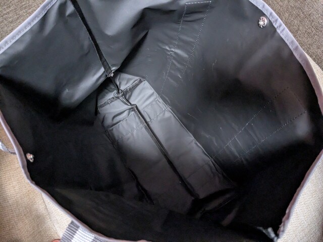 トートの内側とファスナーポケットの様子