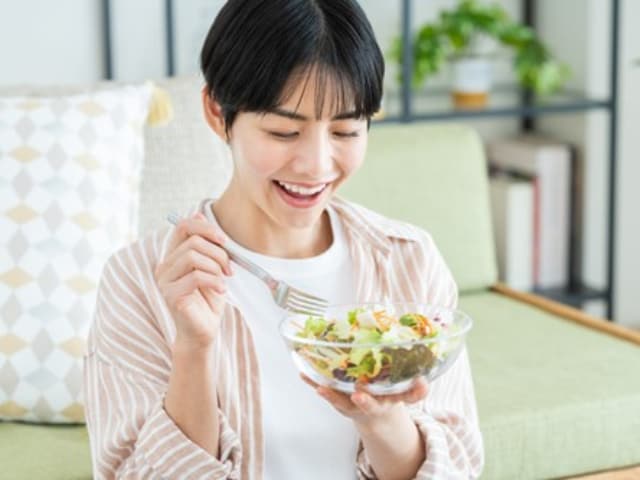 食事をとる女性