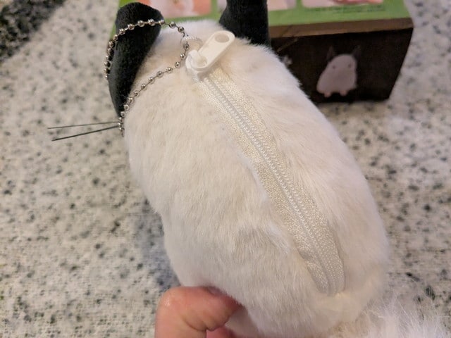 吉徳のチンチラぬいぐるみポーチの背面ファスナー部分