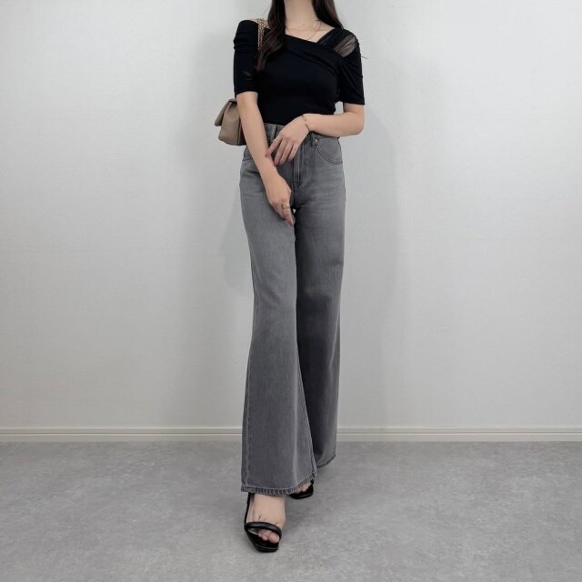 UNIQLO「ドレープワイドフレアジーンズ」