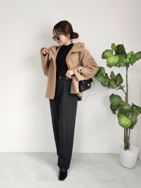 コージーメルトンショートフーディコートを着たコーデ