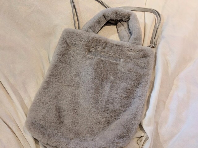 JILL by JILL STUARTグレーファートートの背面とショルダーストラップ