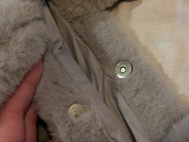 JILL by JILL STUARTグレーファートートのマグネットボタン部分のアップ