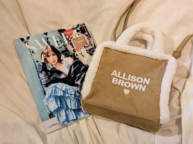 sweet12月号特別号otona SWEET表紙とALLISON BROWNロゴ刺繍入りボアポシェット