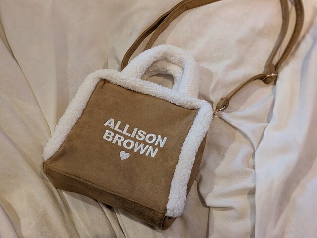 ALLISON BROWNロゴ刺繍入りボアポシェットの全体デザインとショルダーストラップ