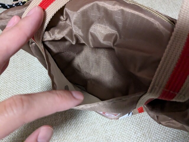 外ポケットに手を入れて使い勝手を確認している様子