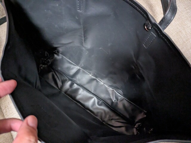 Harriss上品トートの内装。シンプルな一室仕様で大きく開いて見通しやすい