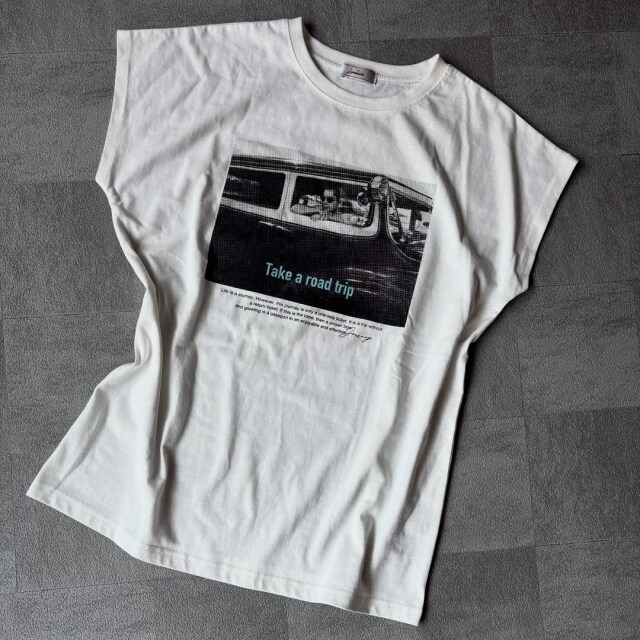 しまむら「CフォトフレンチスリーブTシャツ」