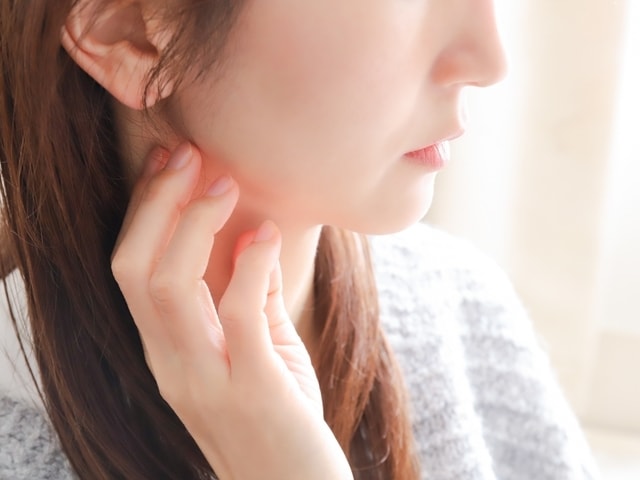 朝、顎が疲れる…もしかして歯ぎしりかも！？症状とケアを徹底解説