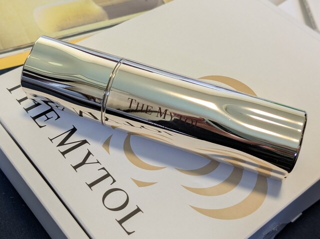 ザ マイトル エッセンスの外観（ミラー調シルバーボトル）