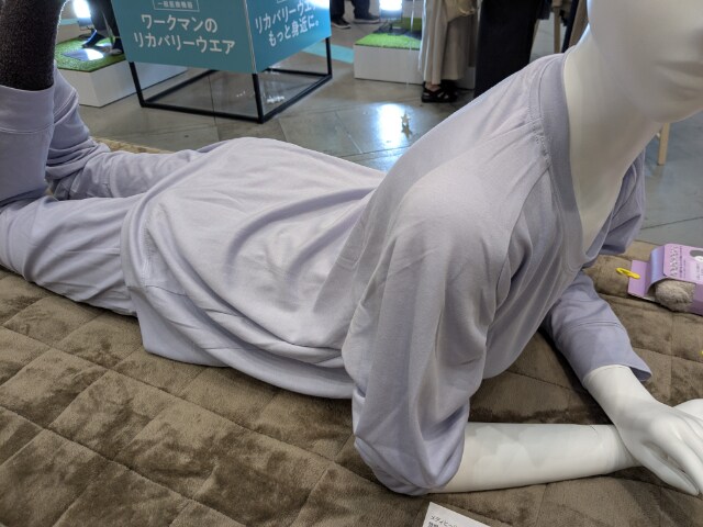 マネキンを着たレディースメディヒールの長袖シャツとパンツ