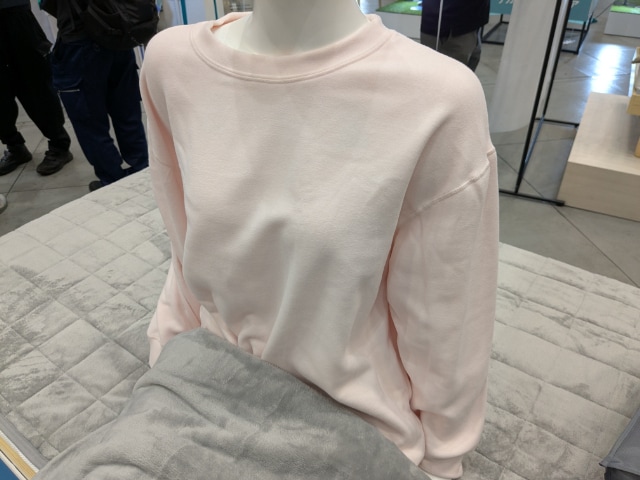 マネキンを着たレディースメディヒール(R)ウォームトレーナー