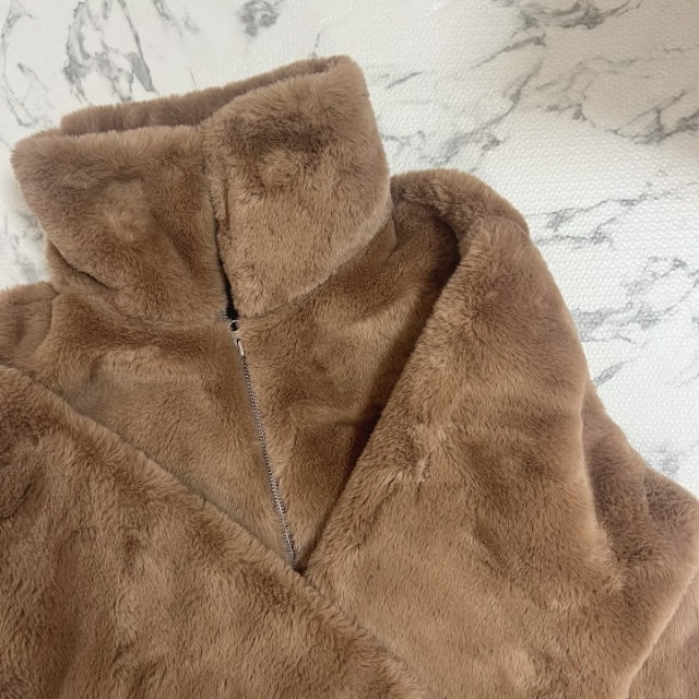 ブラウンのフラッフィーブルゾン