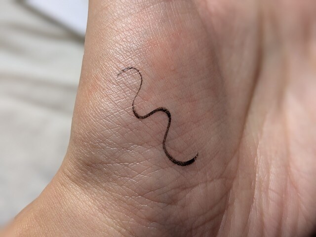 KATE スーパーシャープライナーEX4.0（ショート筆）BK-1 のラインを描いた様子