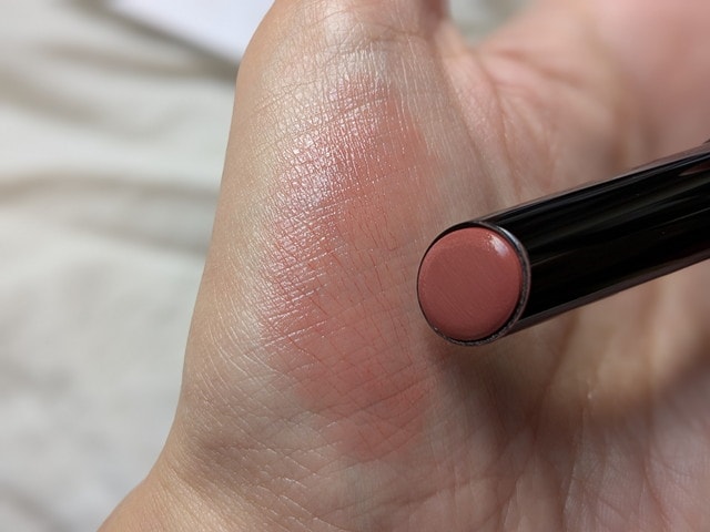 KATE リップモンスター 19番を手の甲に塗布した様子