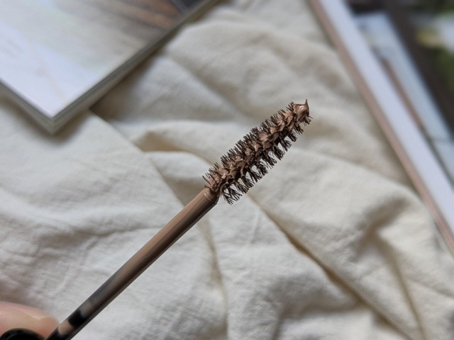 KATE 3DアイブロウカラーZ GY-3 アイスグレージュをブラシに取った様子