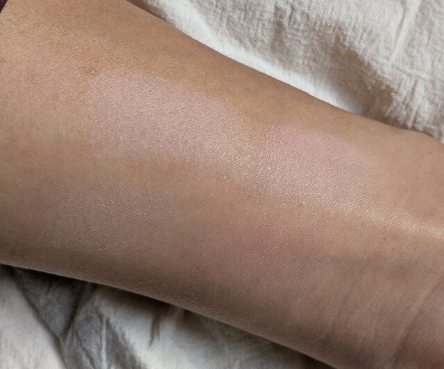 KATE バウンシーチークシャドウ PK-2 を目もとと頬に使用した仕上がり