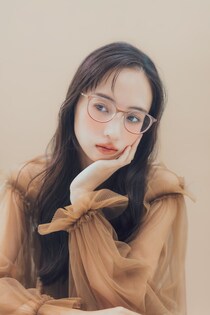 中顔面短縮効果も話題！Zoff×マキアージュのスペシャルコラボ♡“血色感メガネ×多幸感メイク”を新提案