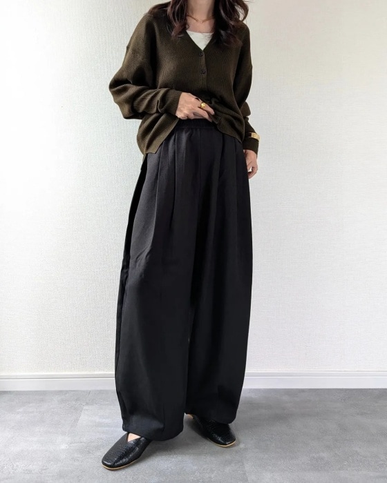 しまむら「Tツイルタックコクーンパンツ」