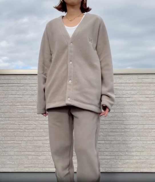 ベージュのフリースオーバーサイズカーディガンとフリースワイドパンツを着たコーデ