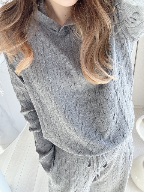 グレーのウォッシャブルニットケーブルパーカーとウォッシャブルニットケーブルパンツを着たコーデ