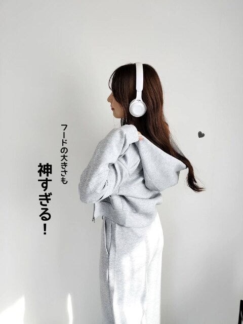 パフスウェットフルジップパーカーとパフスウェットバギーパンツを着たコーデの後ろ側