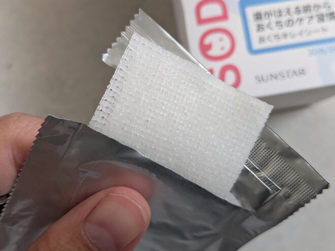 SODATECO おくちケアシートを取り出して指に持った様子