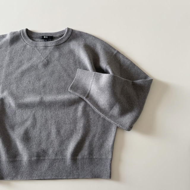 グレーのスムースコットンクルーネックセーター
