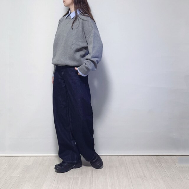 グレーのスムースコットンクルーネックセーターとシャツを着たコーデ