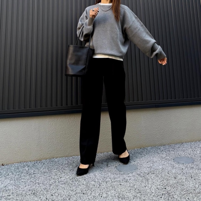 グレーのスムースコットンクルーネックセーターを着たコーデ