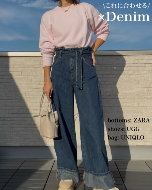 ピンクのスムースコットンクルーネックセーターとデニムを着たコーデ