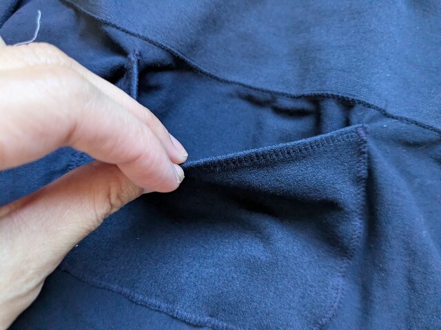 ルナルナぽかぽか腹巻きショーツ内側インナーポケットに手を入れている様子