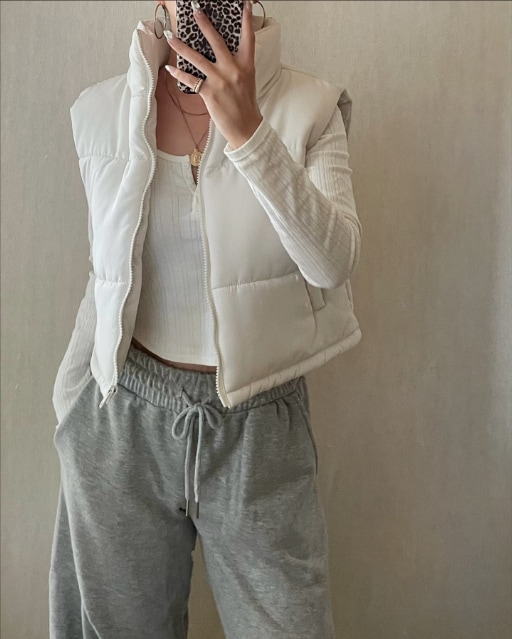 白のナカワタショートベストを着たコーデ