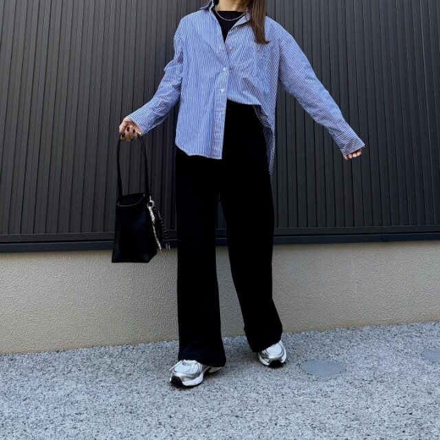 黒のウォームフリースストレートパンツを着たコーデ