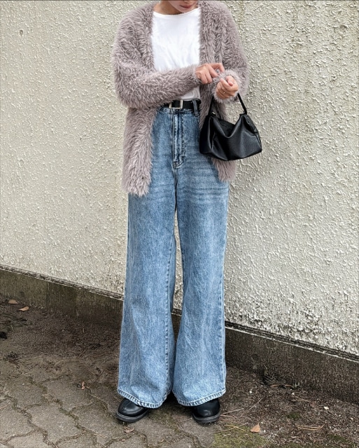 フェザーVネックニットCDを着たコーデ