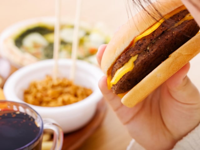 食欲が止まらない女性