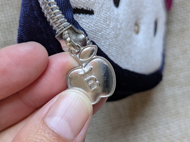 ハローキティズボラに優しいミニコスメポーチりんごのファスナー