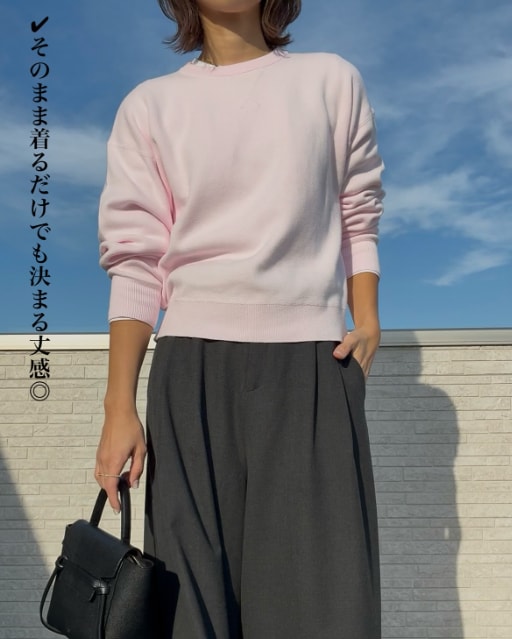 ピンクのスムースコットンクルーネックセーターを着たコーデ