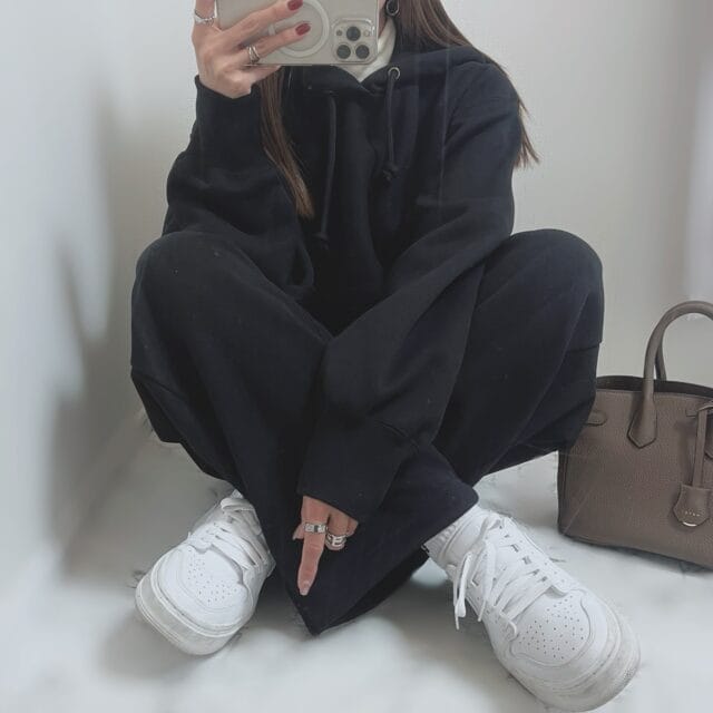ヘビーウェイトスウェットパーカとヘビーウェイトスウェットワイドストレートパンツを着たコーデ